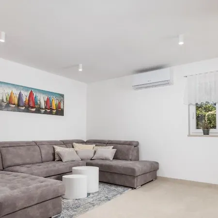 Holiday home Family Di Malinska